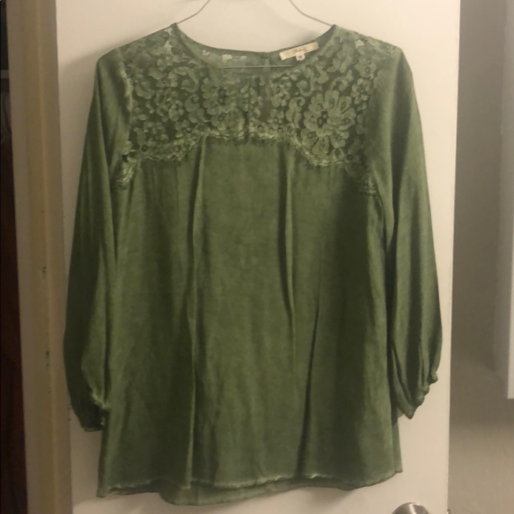 Medium shirt with lace detail
